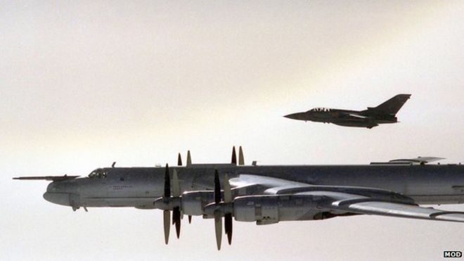 Ту-95 «Медвежий бомбардировщик» в сопровождении RAF F3 «Торнадо», сентябрь 2007 г.