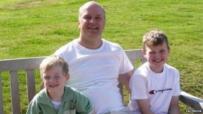 Даррен Сайкс со своими двумя сыновьями Полом и Джеком