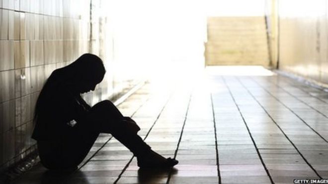 Число самоубийств среди молодых людей, обратившихся за помощью в ChildLine, выросло в прошлом году