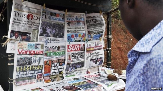 Газеты с заголовками о девушках из племени чибок и их возможный выпуск будут показаны на газетном киоске в Абудже - 18 октября 2014 года