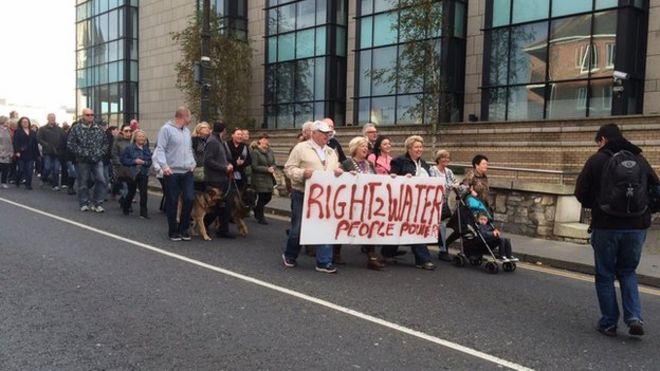 Сотни людей, присутствующих на акции протеста в Рингсенд, Дублин