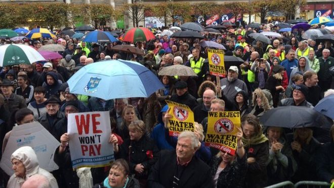 Протестующие собрались возле здания Главпочтамта в центре Дублина на массовый митинг