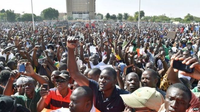 Сторонники оппозиции проводят акцию протеста на площади Нации в столице Буркина-Фасо Уагадугу, 2 ноября 2014 года