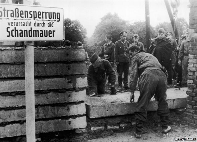 Солдаты начали возводить Берлинскую стену в августе 1961 года