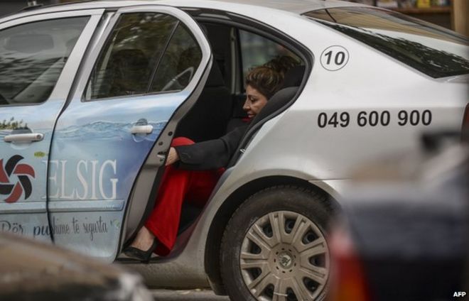 Мария Бамие оставляет такси в Приштине (31 октября)
