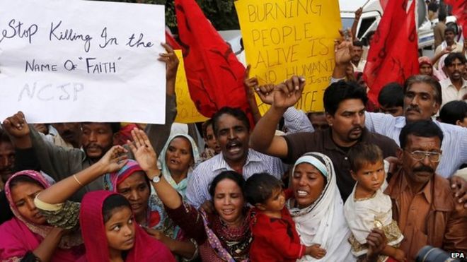 Пакистанские христиане протестуют в Кот Радха Кишане, в Лахоре, Пакистан, 6 ноября 2014 года
