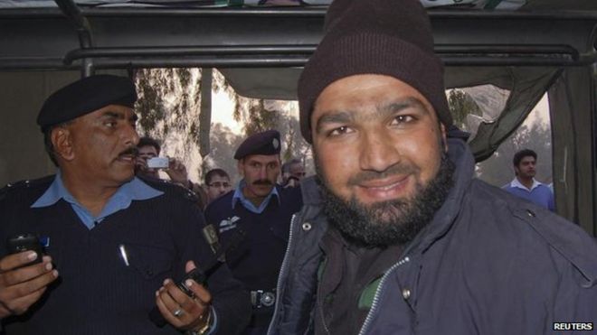 Малик Мумтаз Хуссейн Кадри улыбается после того, как его задержали на месте стрельбы Салмана Тасера ​​в Исламабаде, Пакистан, 4 января 2011 года