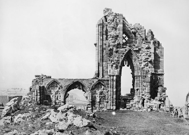 Ущерб немецкой бомбы в аббатстве Уитби в первой мировой войне