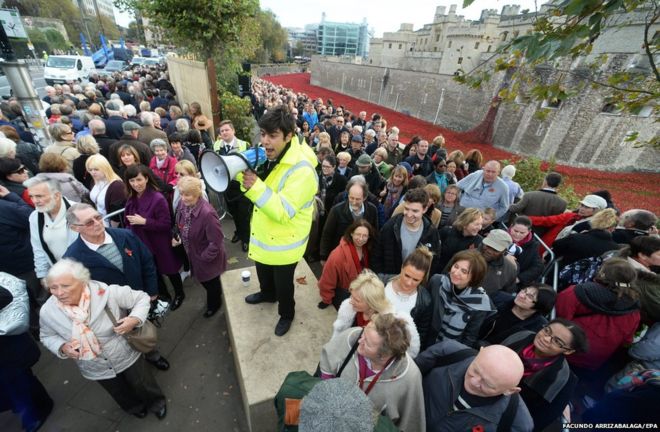 Стюард инструктирует рекордное количество посетителей в Лондонском Тауэре (6 ноября 2014 года)