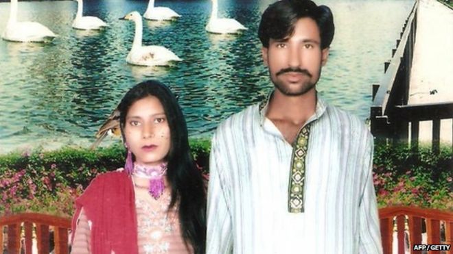 Фотография раздаточного материала без даты, на которой изображена пара христиан, убитая мусульманской толпой в Пакистане в ноябре 2014 года