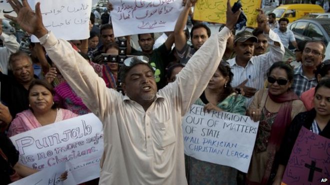 Pakistani human rights activists demonstrate in Karachi, Pakistan on 6 November 2014