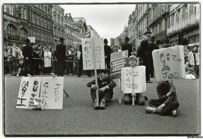 Три парня на демонстрации совета, 1986