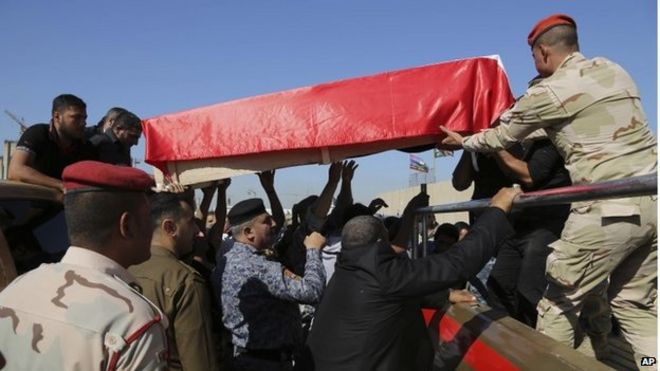 Скорбящие скорбят о том, что тело полиции генерал-лейтенанта Фейсала Малика принято на похороны перед похоронной процессией в Багдаде, Ирак, суббота, 8 ноября 2014 г.