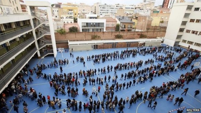 Люди стоят на избирательном участке, чтобы отдать свои бюллетени (9 ноября 2014 г.)