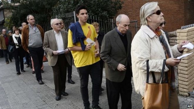Люди стоят возле избирательного участка в Барселоне (9 ноября 2014 года)