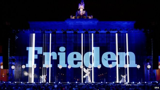 Слово мир проецируется на Бранденбургские ворота в Берлине. 9 ноября 2014