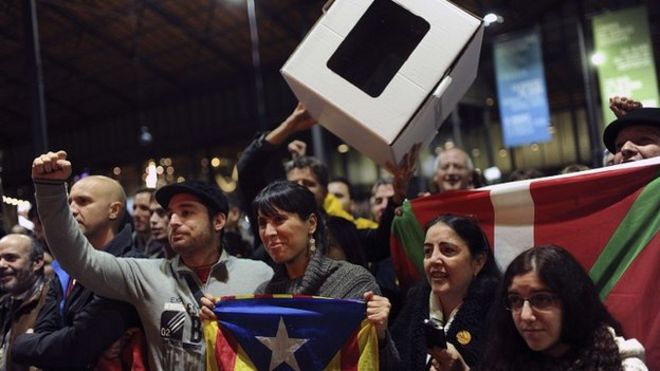 Каталонские активисты машут картонной урной для голосования на митинге в Барселоне. 9 ноября 2014