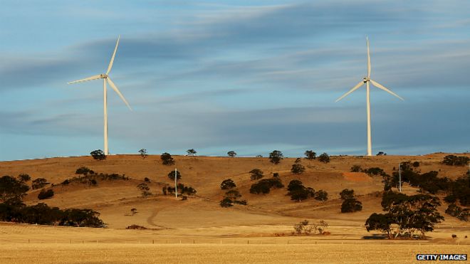 Ветровые турбины на холме в Ватерлоо, Австралия - 18 апреля 2013 года