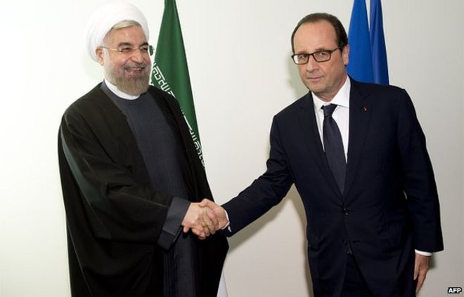 Президент Франции Франсуа Олланд (справа) обменивается рукопожатием с президентом Ирана Хасаном Рухани в кулуарах 69-й Генеральной Ассамблеи ООН 23 сентября 2014 года в Нью-Йорке.