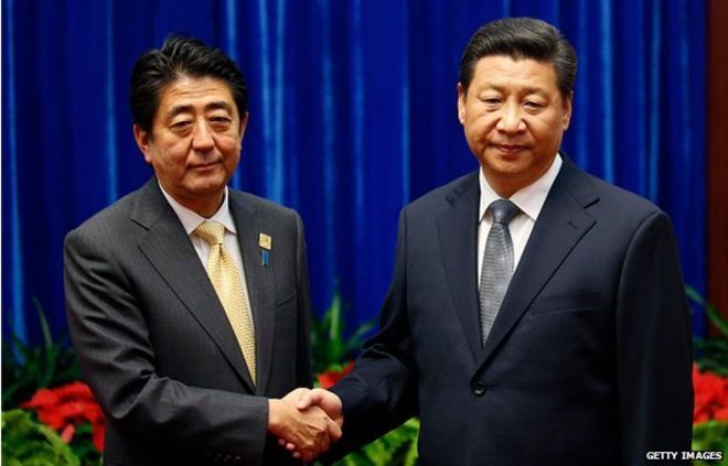 Си Цзиньпин и Синдзо Абэ пожимают друг другу руки 10 ноября 2014 года в кулуарах саммита Apec