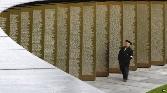 Человек смотрит на 580 000 имен, перечисленных в новом мемориале в Аррасе