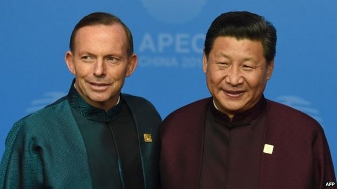Тони Эбботт позирует с президентом Китая Си Цзиньпином на банкете саммита Apec в Пекине - 10 ноября 2014 года