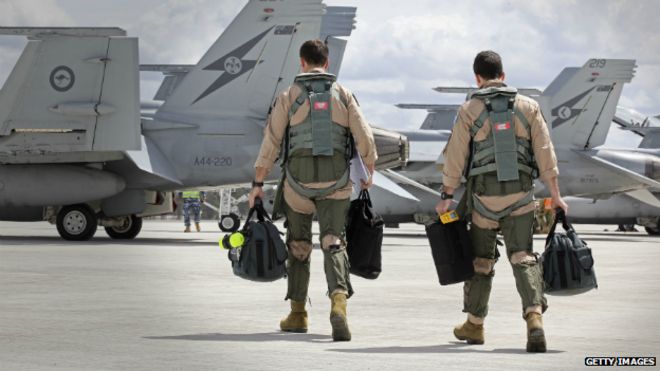 Экипаж F / A-18F Super Hornet готовится к вылету на Ближний Восток с базы RAAF в Амберли в Австралии - 21 сентября 2014 года