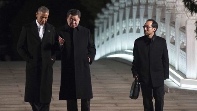 Президент США Барак Обама (слева), президент Китая Си Цзиньпин (в центре) и переводчик (справа) в Пекине, 11 ноября 2014 года