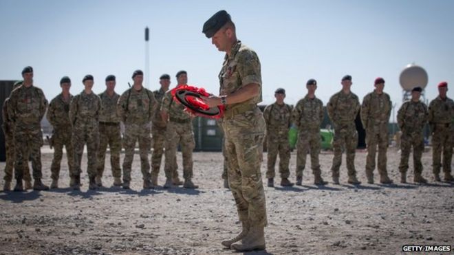 Бригадир Роб Томсон возлагает венок во время церемонии Дня перемирия на аэродроме Кандагара в Афганистане.