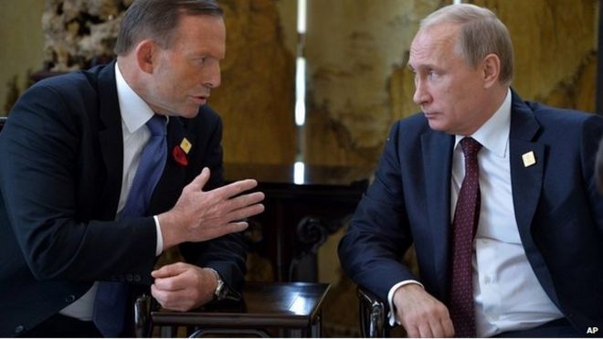 Премьер-министр Тони Эбботт беседует с президентом России Владимиром Путиным в кулуарах саммита Apec в Пекине - 11 ноября 2014 года