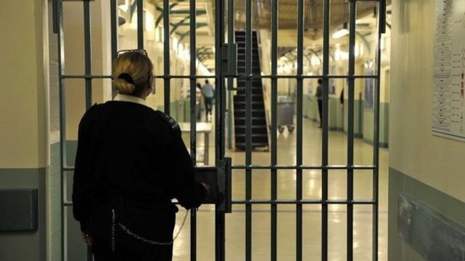 Тюремный служащий запирает дверь в тюрьме Wormwood Scrubs