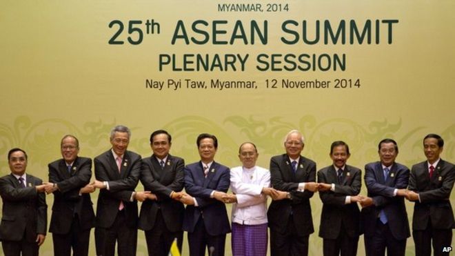 Лидеры Ассоциации государств Юго-Восточной Азии (АСЕАН) позируют для групповой фотографии во время пленарного заседания 25-го саммита АСЕАН в Международном конференц-центре Мьянмы в Нейпьито, Мьянма, в среду, 12 ноября 2014 года