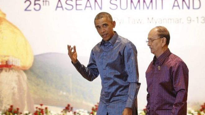 Президент Мьянмы Тейн Сейн (справа) во время прогулки с президентом США Бараком Обамой в Международном конференц-центре Мьянмы в Нейпьито, Мьянма, 12 ноября 2014 года