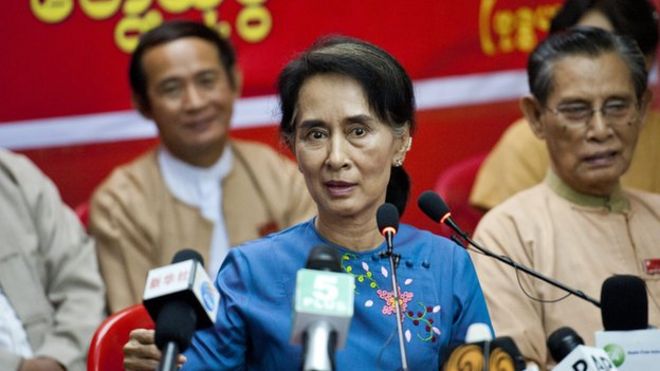Лидер Мьянмы по продвижению демократии Аунг Сан Су Чжи беседует со СМИ во время пресс-встречи в головном офисе партии «Национальная лига за демократию» в Янгоне 5 ноября 2014 года