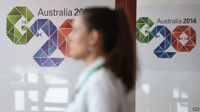Посетитель проходит через медиацентр в преддверии саммита G20 в Брисбене 13 ноября 2014 года. В Брисбене 15-16 ноября пройдет саммит лидеров G20.