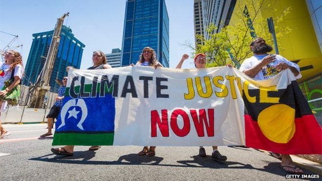 Демонстранты протестуют в КБР в Брисбене по поводу изменения климата, добычи урана, фрекинга угольных пластов и традиционных прав на землю перед саммитом лидеров G20 2014 года