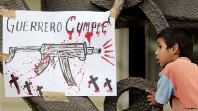 Ребенок виден рядом с табличкой с надписью «Герреро доставляет» во время акции протеста учителей, требующих справедливости в связи с гибелью шести человек, в том числе учеников Айотзинапы и футболистов команды «Лос-Ависпонес» в Чилпансинго, штат Герреро, Мексика, 27 сентября 2014 года.