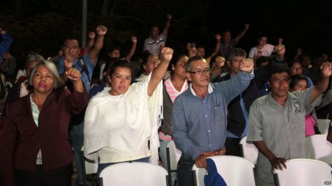 Родители и родственники 43 пропавших мексиканских студентов присутствуют на пресс-конференции в Айотсинапе 12 ноября 2014 года