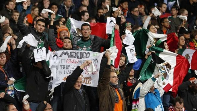 Сторонники мексиканской команды выражают свою поддержку 43 пропавшим студентам во время товарищеского футбольного матча между Нидерландами и Мексикой в ​​Амстердаме 12 ноября 2014 года