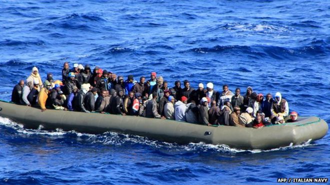 Мигранты в лодке в итальянских водах