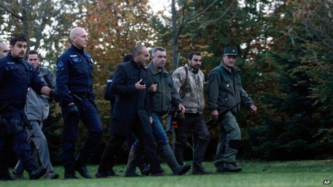 Члены полицейской бригады животных гуляют по лесу недалеко от Монтеврейна. 13 ноября 2014