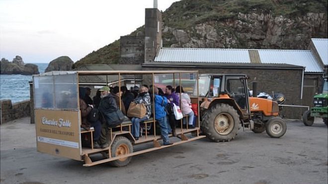 Люди поднимают «стойку с тостами» или такси с тракторным прицепом по склону гавани Сарк