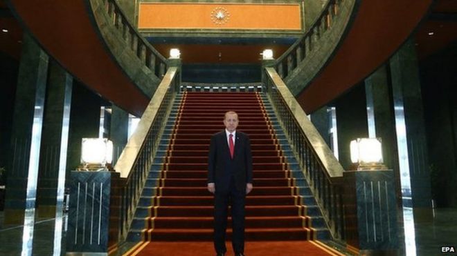 Президент Турции Реджеп Тайип Эрдоган, изображенный у подножия лестницы в резиденции Ак Сарай