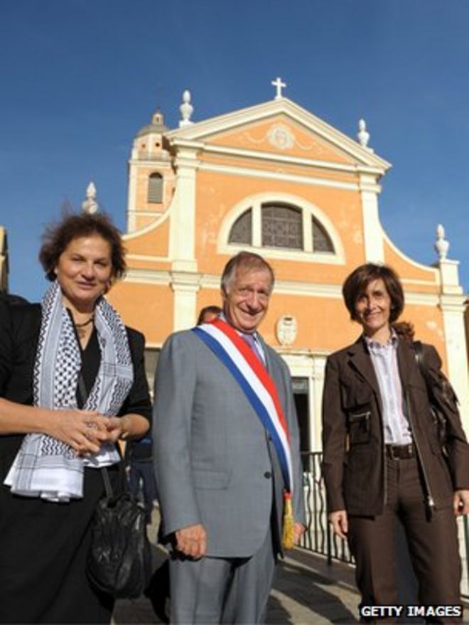 Генеральный делегат Палестины во Франции Хинд Хури (слева), заместитель мэра Саймон Ренуччи (в центре) и посол Иордании во Франции Дина Кавар (справа) прибыли в Аяччо, Корсика, 24 октября 2009 г.