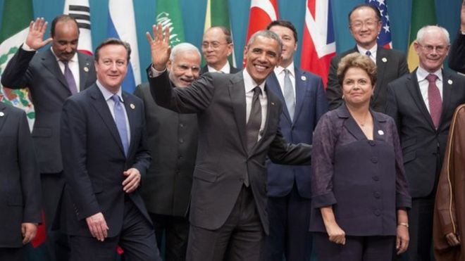 Президент США Барак Обама (в центре) и президент Бразилии Дилма Руссефф (справа) уходят со сцены с другими мировыми лидерами после семейной фотографии саммита G20 в Брисбене, Австралия, 15 ноября 2014 года