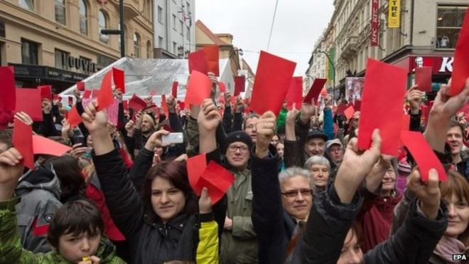 Протестующие показывают символические красные карточки во время акции протеста в Праге, Чешская Республика, 17 ноября 2014 года