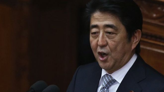 Премьер-министр Японии Синдзо Абэ произносит свою политическую речь в нижней палате парламента в Токио 29 сентября 2014 года.