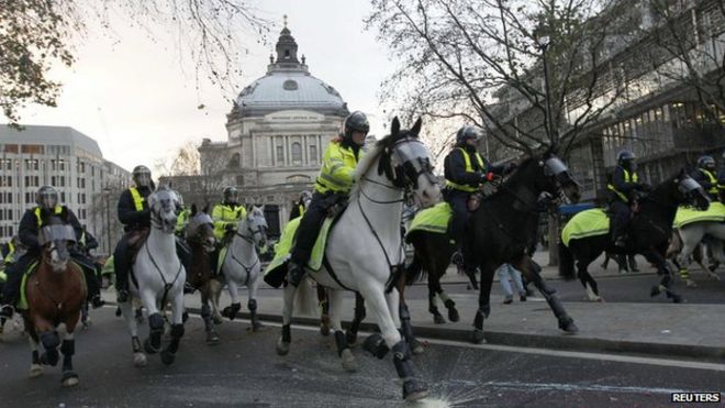 Конная полиция на демонстрации платы за обучение в центре Лондона в декабре 2010 года