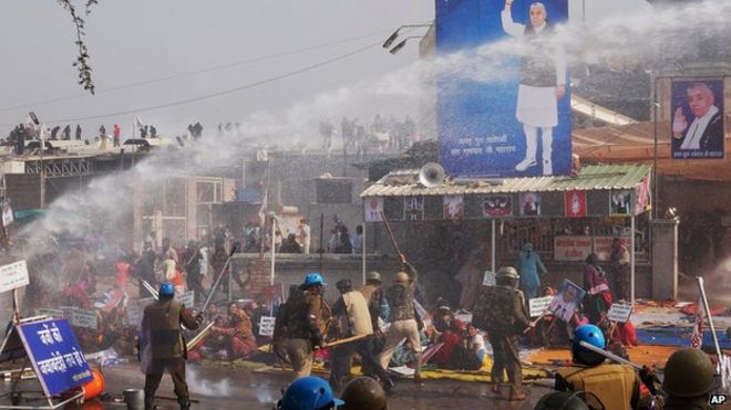 Индийская полиция использует дубинки и водяные пушки для разгона сторонников