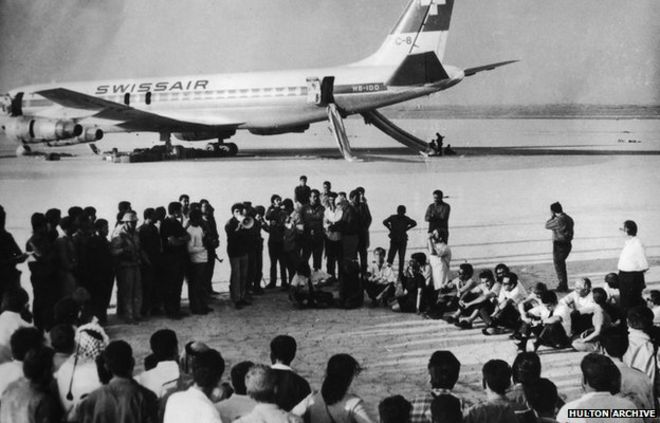 Заложники из трех угнанных самолетов присутствуют на новой конференции Народного фронта освобождения Палестины в иорданской пустыне перед пассажирским самолетом Swissair (сентябрь 1970 г.)